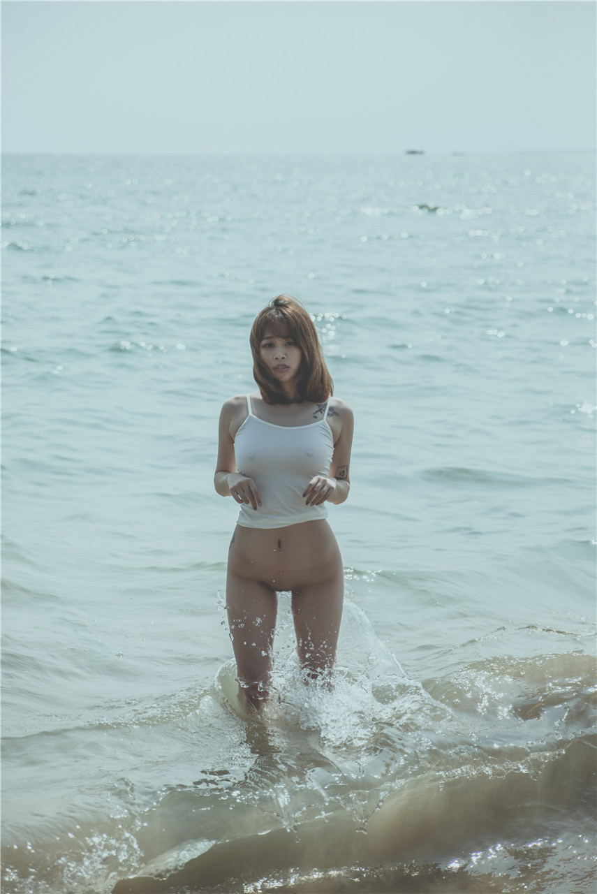 少女吹完海风回家沐浴