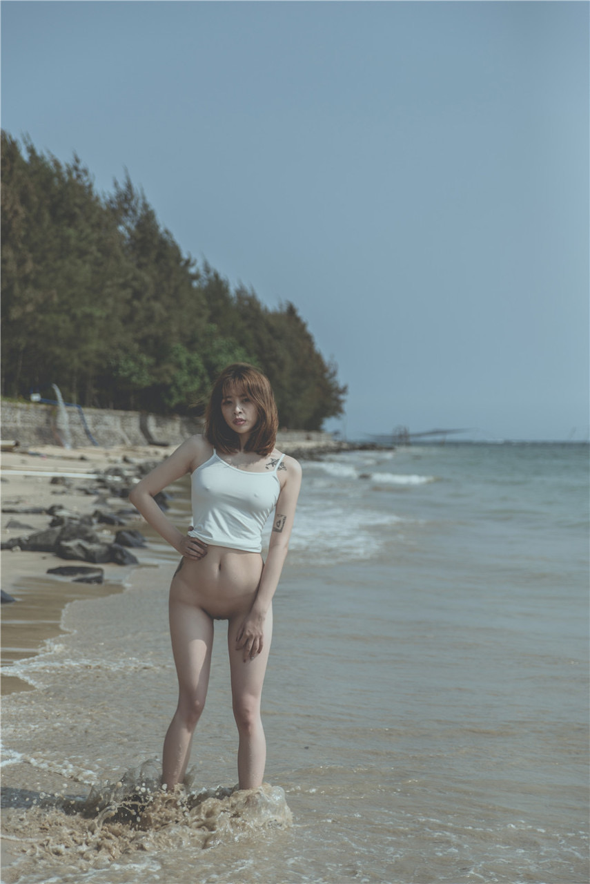 少女吹完海风回家沐浴