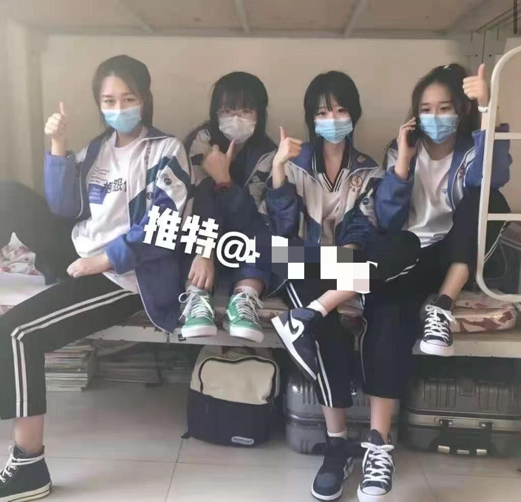 校服口罩妹 某音超火 速来吃瓜