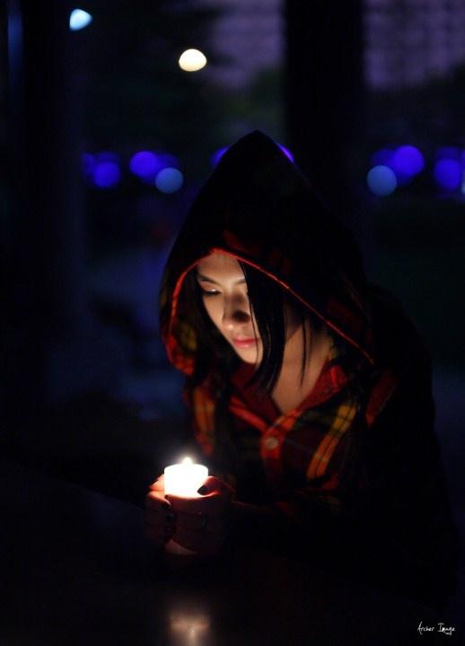 夜色里手捧蜡烛的性感少女迷人的危险