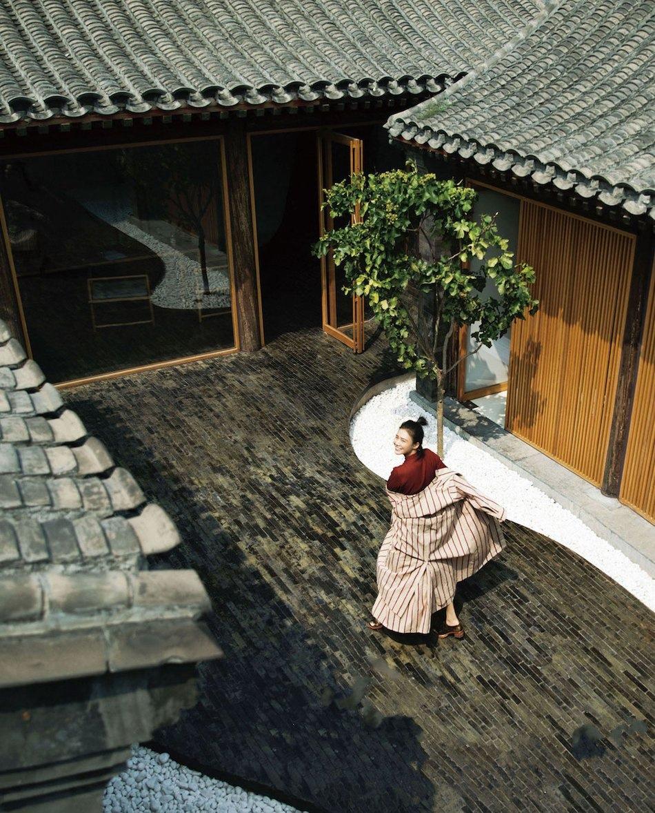 马思纯曝文艺清新封面 深潜少女阳光明媚写真