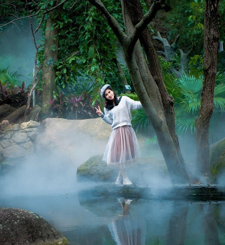 纯净少女丛林仙境低头浅笑嬉戏玩耍梦幻写真图片