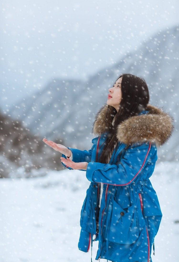 雪天长发美女鼻尖泛红美丽动人图片