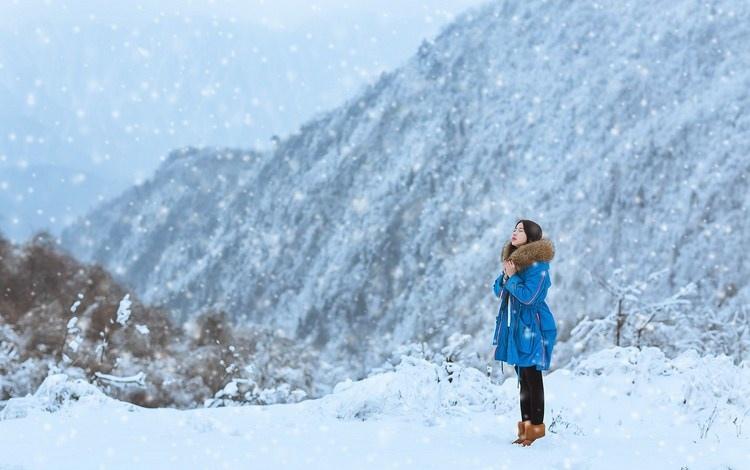 雪天长发美女鼻尖泛红美丽动人图片