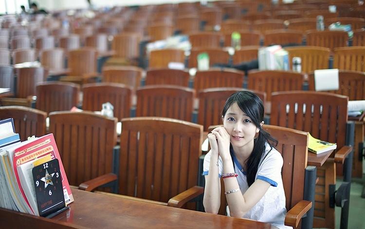 教室里的纯真小妹写真