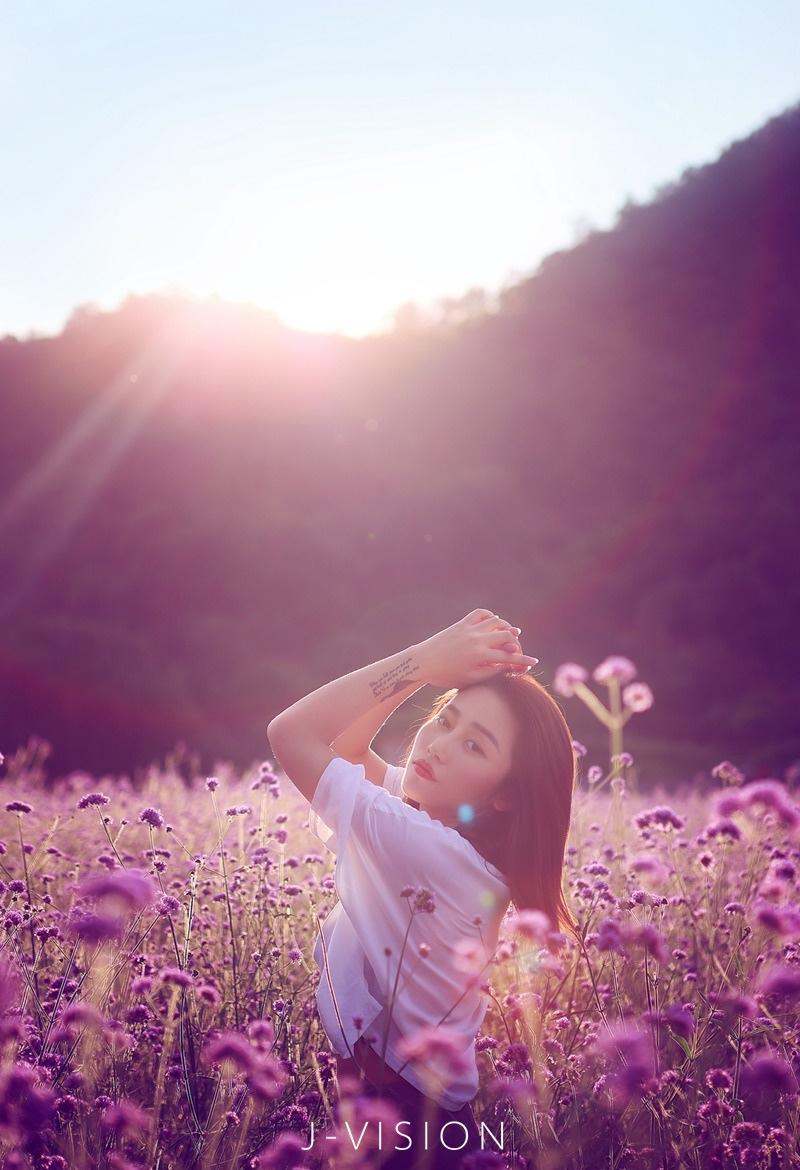 清纯女孩花海从中最娇艳性感美图