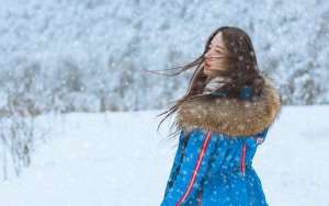 雪天长发美女鼻尖泛红美丽动人图片