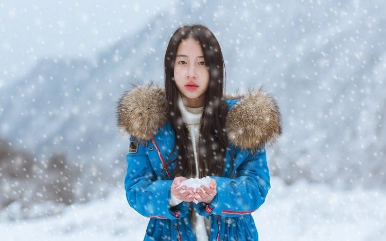 雪天长发美女鼻尖泛红美丽动人图片