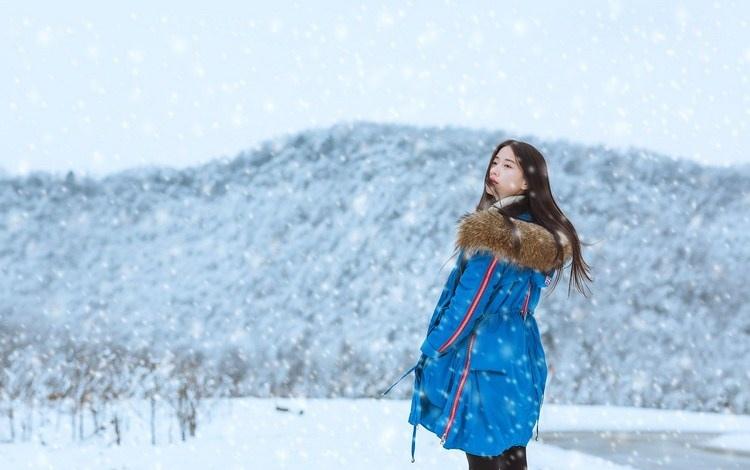 雪天长发美女鼻尖泛红美丽动人图片