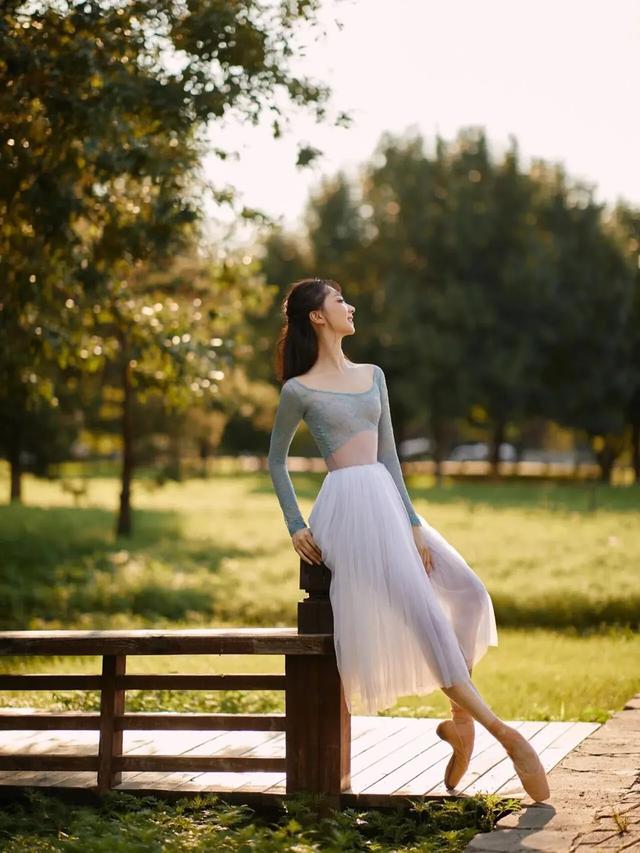 美女芭蕾舞艺术写真美照，荷塘翩翩起舞的仙女，艺术与自然的结合