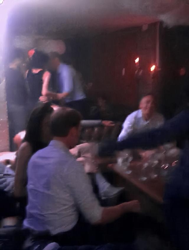 凯特威廉婚前夜店狂欢照被曝！凯特醉酒蹦迪，威廉与金发美女热舞