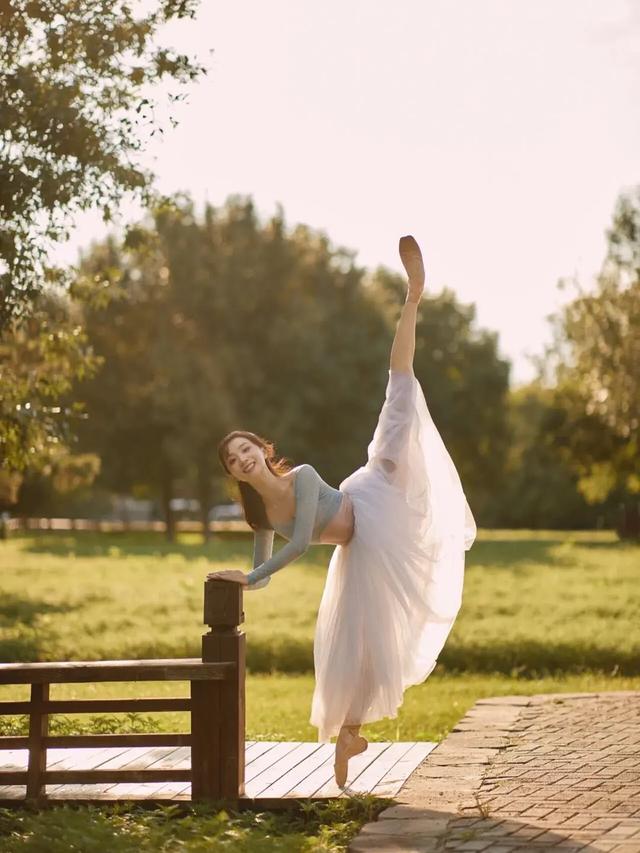 美女芭蕾舞艺术写真美照，荷塘翩翩起舞的仙女，艺术与自然的结合