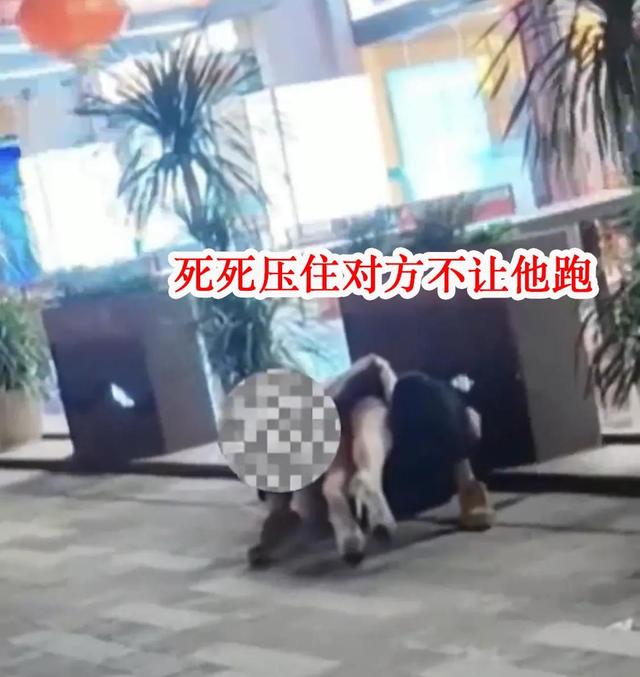 上海女子表白惨遭拒绝，竟然直接将对方扑倒，然后紧紧抱住男子