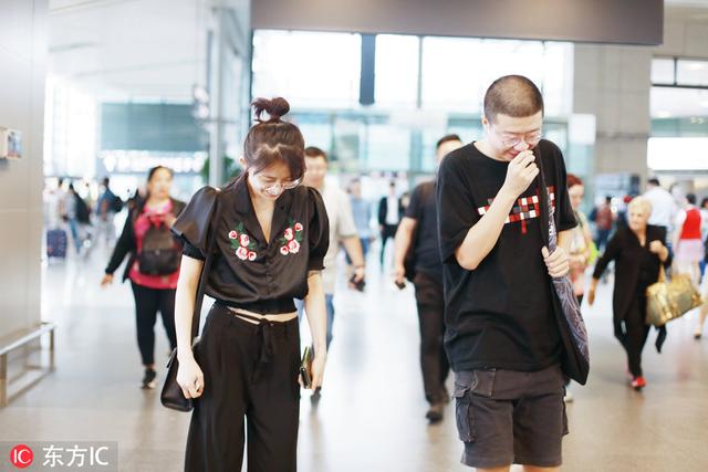 李诞和女友甜蜜同框，实打实完美诠释“美女与野兽”