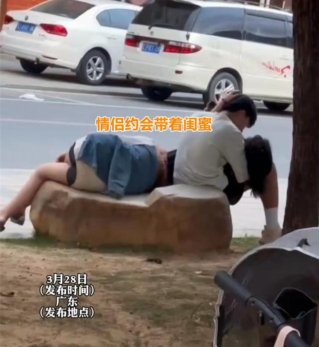 广东：情侣在路边亲热搂抱，闺蜜躺在一旁睡觉，衣服太短惹人非议