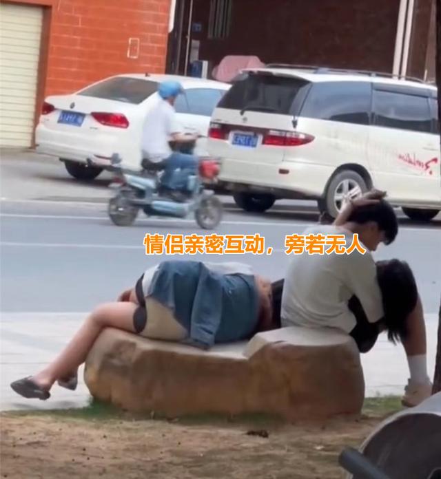 广东：情侣在路边亲热搂抱，闺蜜躺在一旁睡觉，衣服太短惹人非议