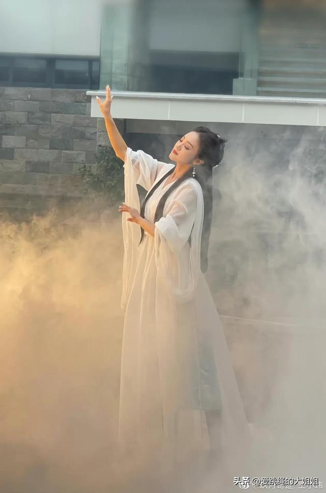 气质美女王小玮，琴键上的舞蹈家