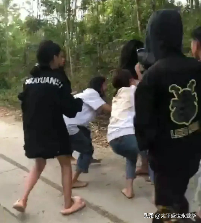 打人凶手就是他们，13岁女孩衣服被扒光，遭同学群殴，网友：严惩