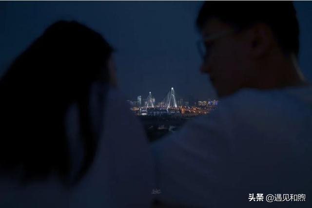 这4个“委婉”的举动，往往可以暗示男人：我喜欢你