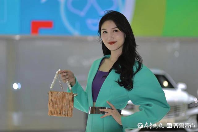 2022齐鲁国际车展上亮眼吸睛的美女车模