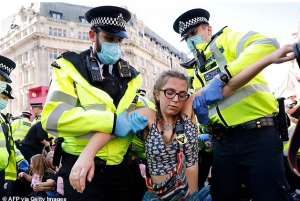 美女脱掉衣服(英美女赤裸上身人群中起舞，呼吁人们关注气候，父亲男友极力支持)