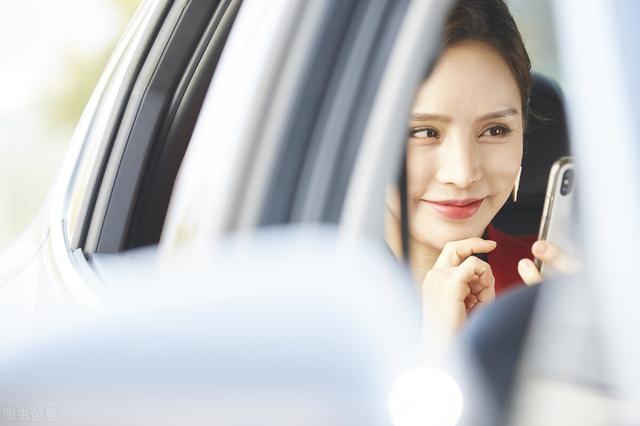 出门打车，看见两美女打架撕衣服，司机说看一会