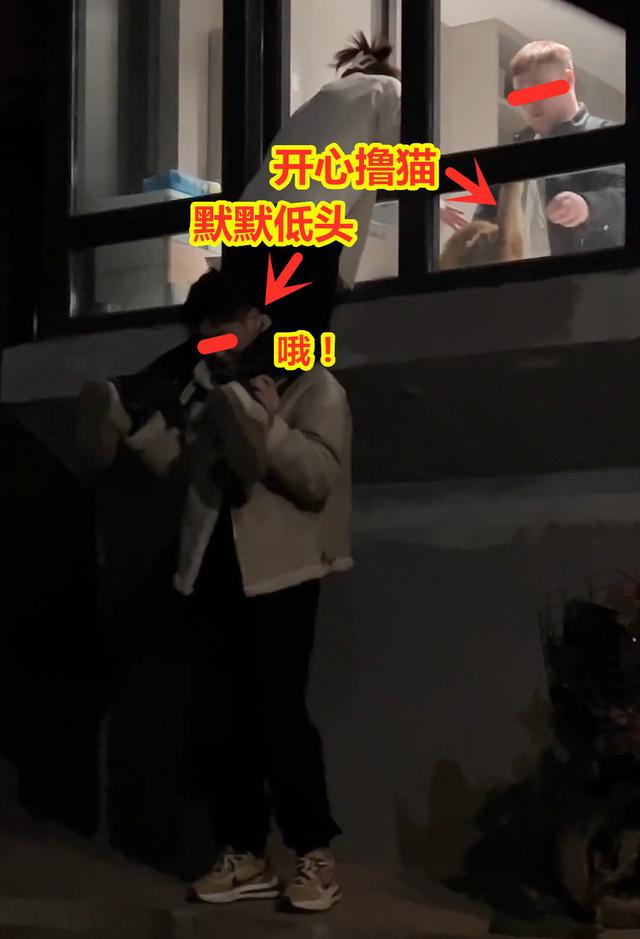 女生和男友约会忘情接吻，备胎下面托太久站不稳被嫌弃：你稳当点