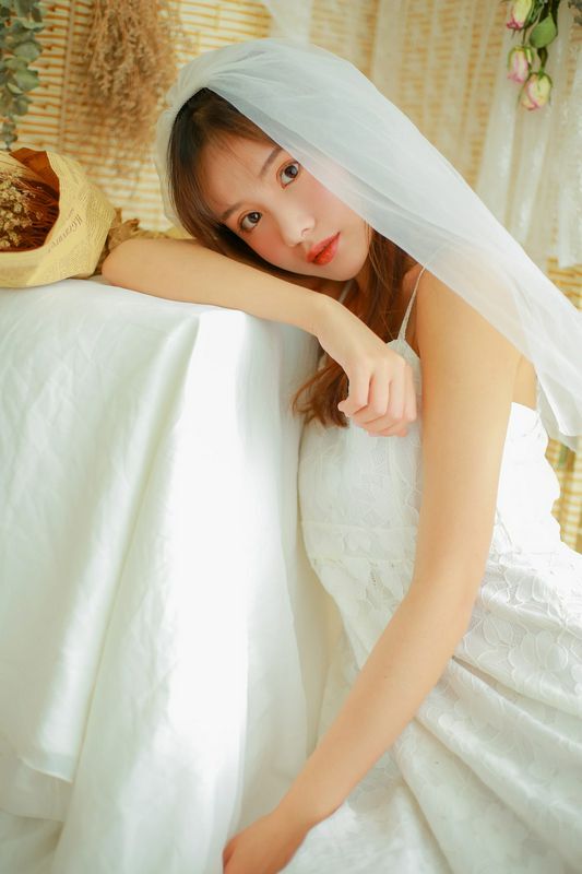 婚纱美女蕾丝吊带性感写真图片