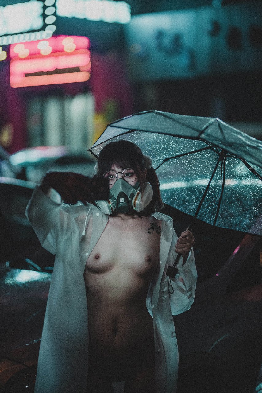 柚木雨中的赤裸精灵